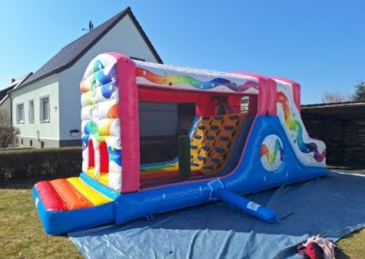 Hüpfburg "Regenbogen-Hindernisbahn" mieten – für Sporttage und Schulfeste