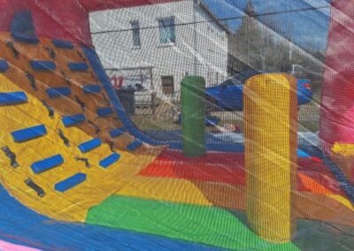 Hüpfburg "Regenbogen-Hindernisbahn" mieten – für Sporttage und Schulfeste