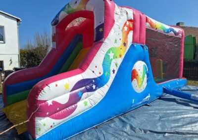 Hüpfburg "Regenbogen-Hindernisbahn" mieten – für Sporttage und Schulfeste