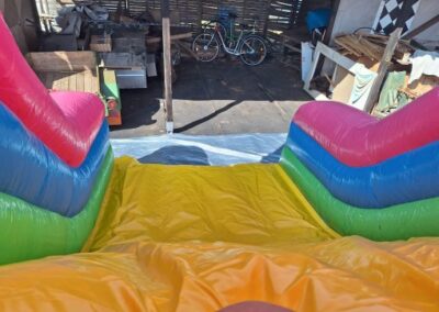 Hüpfburg "Regenbogen-Hindernisbahn" mieten – für Sporttage und Schulfeste